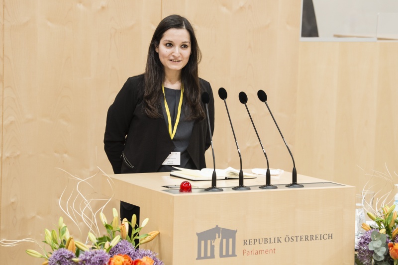 Am Rednerpult: Maryam Rassouli