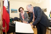Eintrag ins Gästebuch, von rechts: Ukrainischer Botschafter Vasyl Khymynets, Bundesratspräsidentin Christine Schwarz-Fuchs (ÖVP)