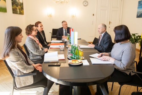 Aussprache. Zweite von links. Bundesratspräsidentin Christine Schwarz-Fuchs (ÖVP), Zweiter von rechts: Ukrainischer Botschafter Vasyl Khymynets
