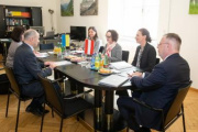 Aussprache.  Dritte von rechts: Bundesratspräsidentin Christine Schwarz-Fuchs (ÖVP), links: Ukrainischer Botschafter Vasyl Khymynets