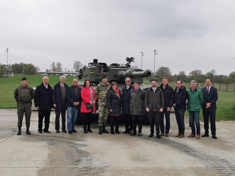 Erinnerungsfoto mit Bgdr Mag. Siegward Schier, Kdt 4. PzGrenBrig und Obstlt Mag.(FH) Jörg Loidolt, MA, Kdt PzB14 zum Abschluss des Prüfbesuchs