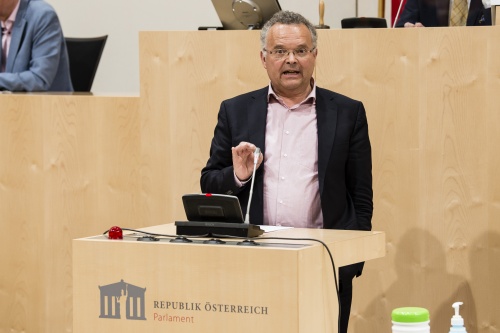 Am Rednerpult: Nationalratsabgeordneter Gerald Hauser (FPÖ)
