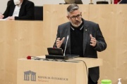 Am Rednerpult: Nationalratsabgeordneter Ralph Schallmeiner (GRÜNE)