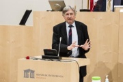 Am Rednerpult: Nationalratsabgeordneter Josef Smolle (ÖVP)