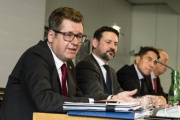 Von links: Vorsitzender Nationalratsabgeordneter Robert Laimer (SPÖ), Amtsführender Vorsitzender Nationalratsabgeordneter Friedrich Ofenauer (ÖVP), Vorsitzender Nationalratsabgeordneter Reinhard Eugen Bösch (FPÖ)