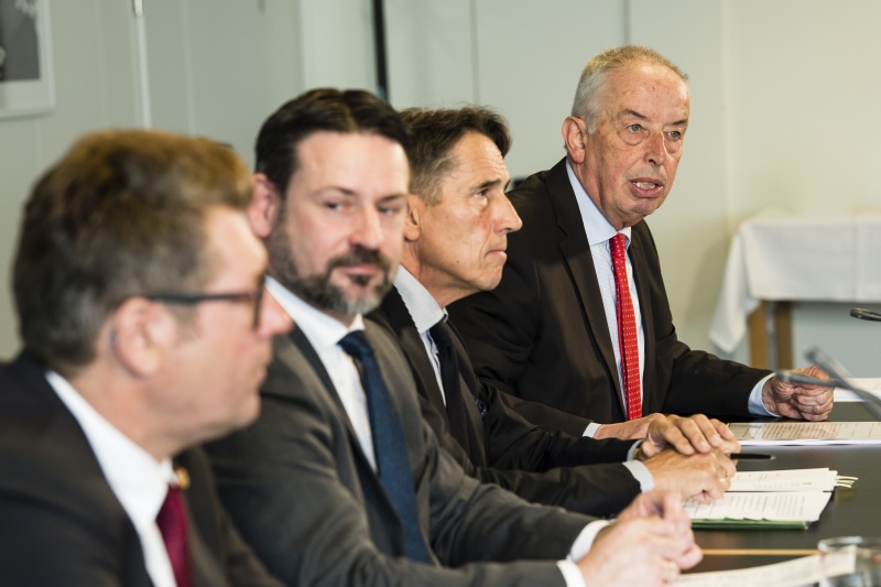 Von links: Vorsitzender Nationalratsabgeordneter Robert Laimer (SPÖ), Amtsführender Vorsitzender Nationalratsabgeordneter Friedrich Ofenauer (ÖVP), Vorsitzender Nationalratsabgeordneter Reinhard Eugen Bösch (FPÖ), Büroleiter MinR Karl Schneemann