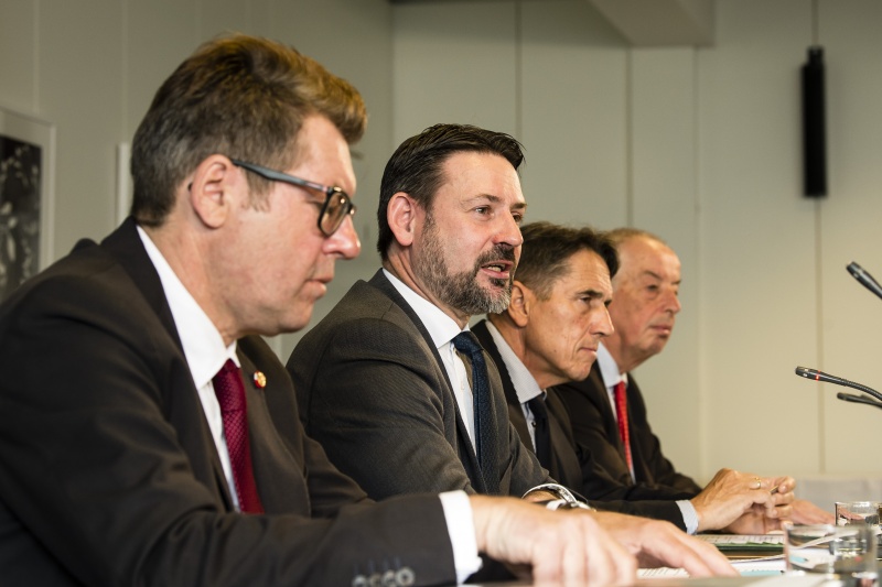 Von links: Vorsitzender Nationalratsabgeordneter Robert Laimer (SPÖ), Amtsführender Vorsitzender Nationalratsabgeordneter Friedrich Ofenauer (ÖVP), Vorsitzender Nationalratsabgeordneter Reinhard Eugen Bösch (FPÖ), Büroleiter MinR Karl Schneemann