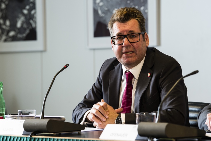 Am Podium: Vorsitzender Nationalratsabgeordneter Robert Laimer (SPÖ)