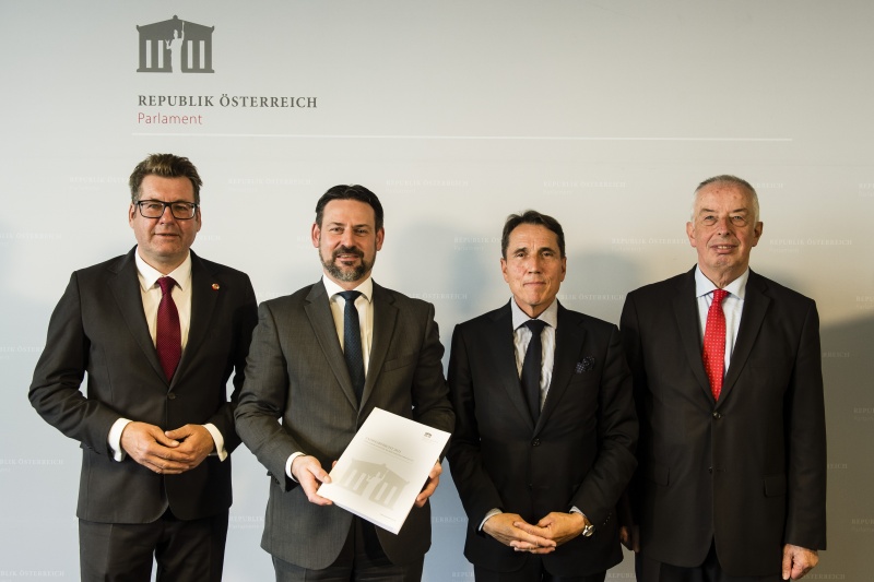 Von links: Vorsitzender Nationalratsabgeordneter Robert Laimer (SPÖ), Amtsführender Vorsitzender Nationalratsabgeordneter Friedrich Ofenauer (ÖVP), Vorsitzender Nationalratsabgeordneter Reinhard Eugen Bösch (FPÖ), Büroleiter MinR Karl Schneemann