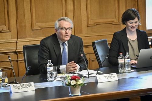 Aussprache. Schweizer Delegation unter der Leitung von Ständeratspräsident Thomas Hefti (links)