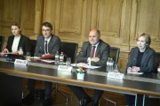 Aussprache. Österreichische Deleation unter der Leitung von Nationalratspräsident Wolfagng Sobotka (ÖVP (Zweiter von rechts)