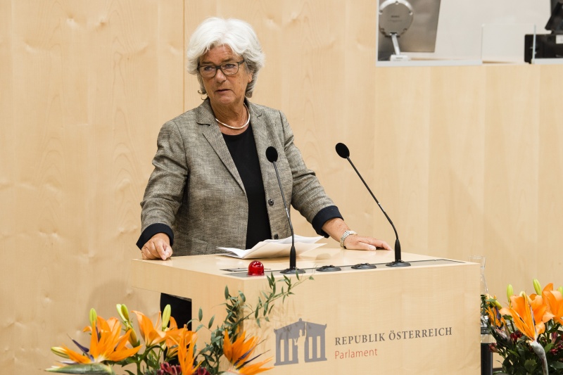 Am Rednerpult: Juryvorsitzende Heide Schmidt