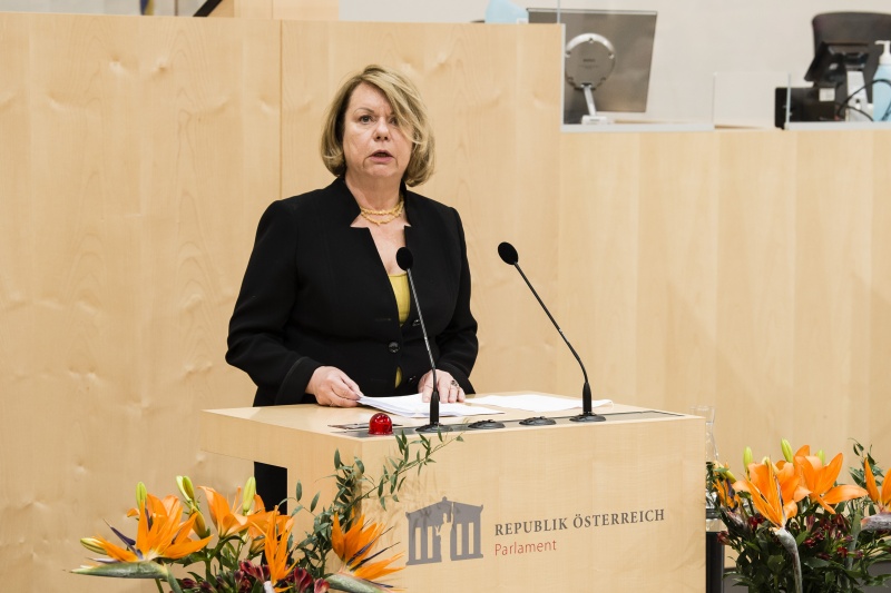 Am Rednerpult: Laudatorin Melita Sunjic