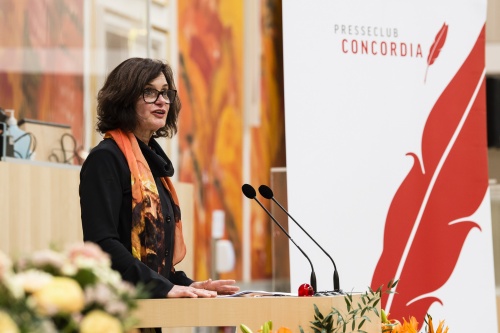 Am Rednerpult: Preisträgerin der Kategorie Menschenrechte Christa Zöchling