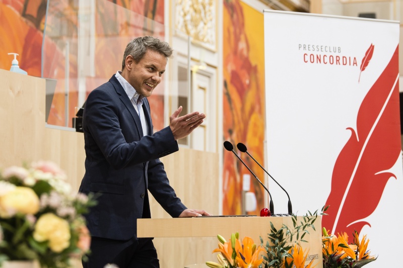 Am Rednerpult: Preisträger der Kategorie Menschenrechte Martin Thür