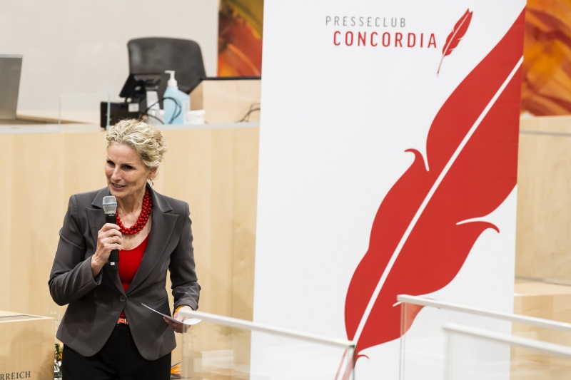 Moderatorin Claudia Schanza