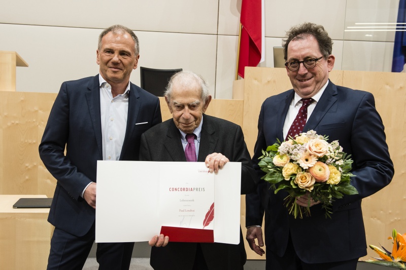 Von links: Laudator Armin Wolf, Preisträger für das Lebenswerk Paul Lendvai, Präsident des Presseclub Concordia Andreas Koller