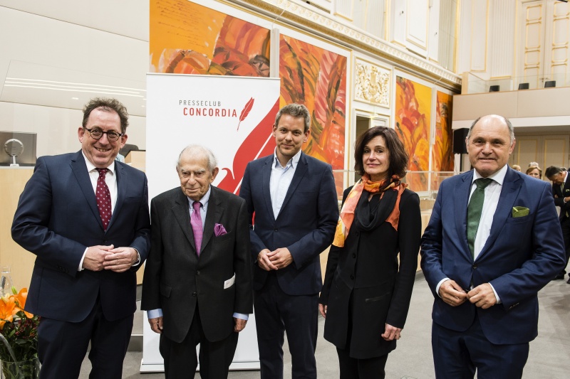 Von links: Präsident des Presseclub Concordia Andreas Koller, Preisträger für das Lebenswerk Paul Lendvai, Preisträgernder Kategorie Menschenrechte Martin Thür, Presiträgerin der Kategorie Menschenrechte Christa Zöchling, Nationalratspräsident Wolfgang Sobotka (ÖVP)