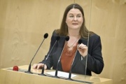 Am Rednerpult Nationalratsabgeordnete Karin Doppelbauer (NEOS)
