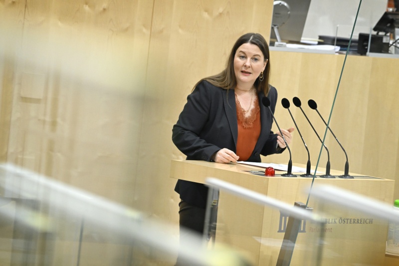 Am Rednerpult Nationalratsabgeordnete Karin Doppelbauer (NEOS)