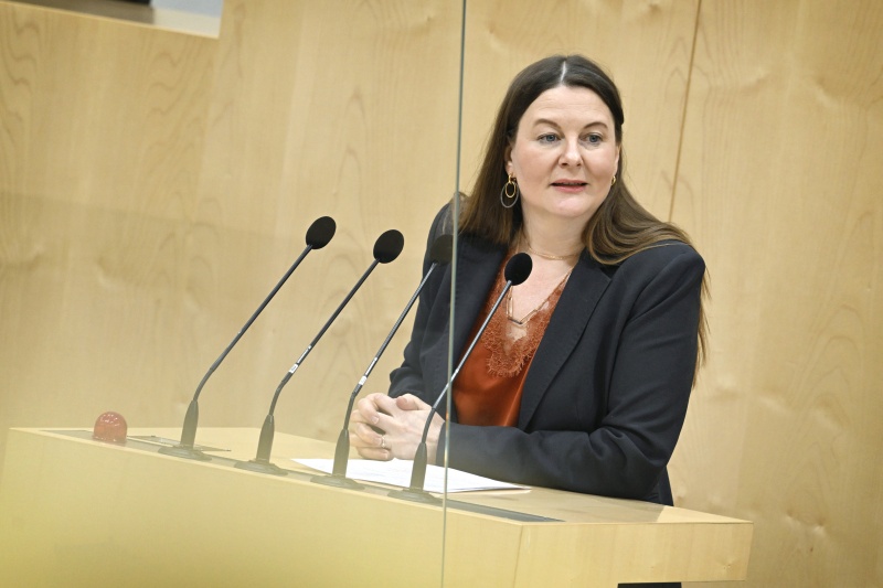 Am Rednerpult Nationalratsabgeordnete Karin Doppelbauer (NEOS)