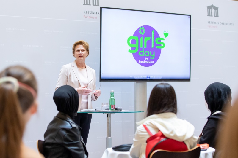 Begrüßung durch Parlamentsvizedirektorin Susanne Janistyn-Novák