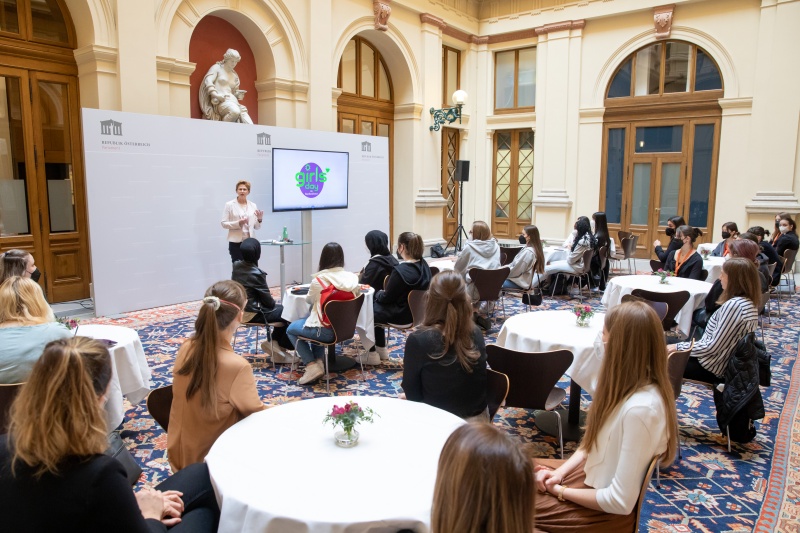 Begrüßung durch Parlamentsvizedirektorin Susanne Janistyn-Novák