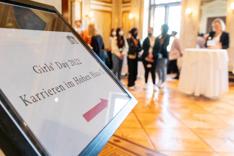 Hinweisschild zum Programmpunkt Karrieren im Hohen Haus I.: Get-together mit Mitarbeiterinnen der Parlamentsdirektion