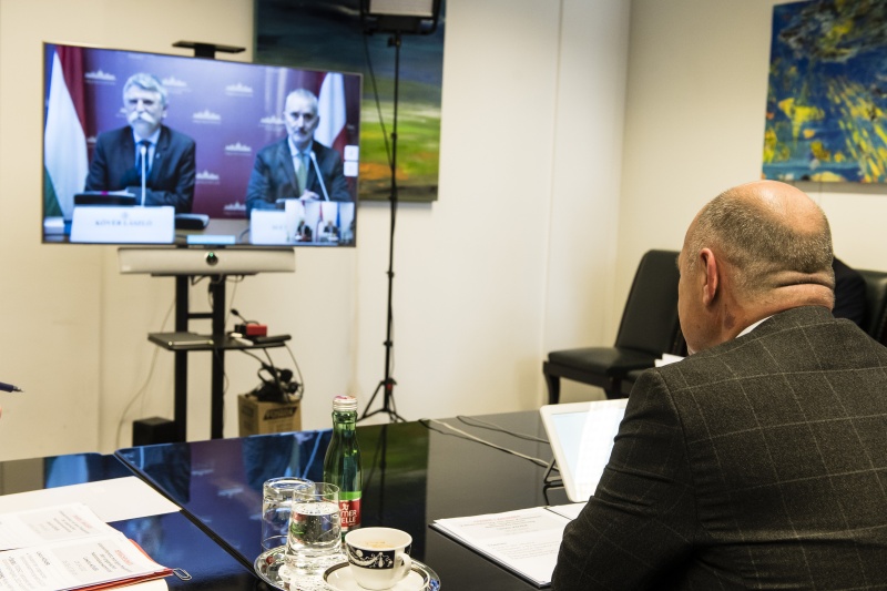 Nationalratspräsident Wolfgang Sobotka (ÖVP) bei Videokonferenz mit ungarischem PP László Kövér (am Bildschirm links)