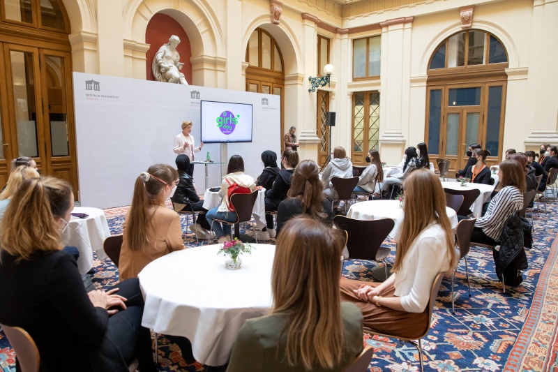 Begrüßung durch Parlamentsvizedirektorin Susanne Janistyn-Novák