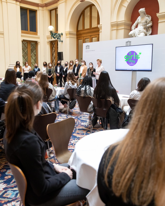 Von rechts: Parlamentsvizedirektorin Susanne Janistyn-Novák stellt Mitarbeiterinnen der Parlamentsdirektion vor
