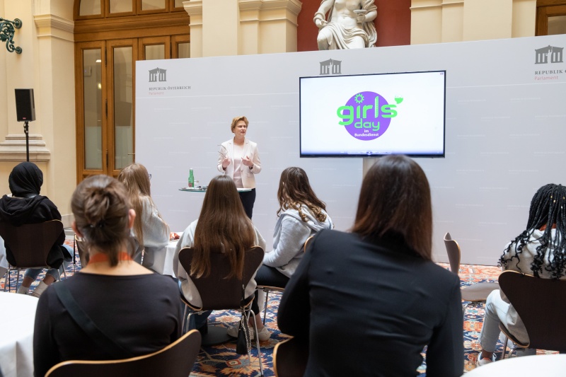 Begrüßung durch Parlamentsvizedirektorin Susanne Janistyn-Novák