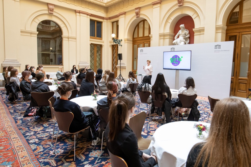 Begrüßung durch Parlamentsvizedirektorin Susanne Janistyn-Novák