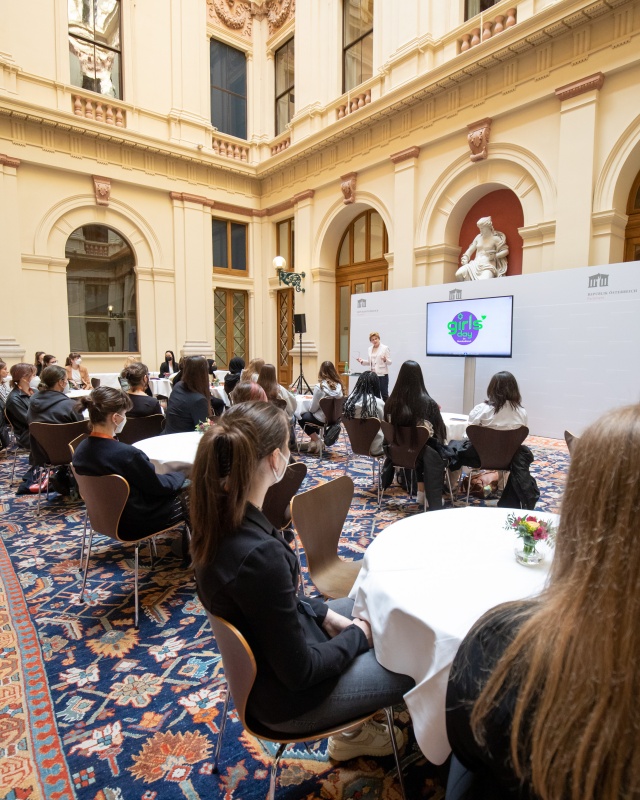 Begrüßung durch Parlamentsvizedirektorin Susanne Janistyn-Novák