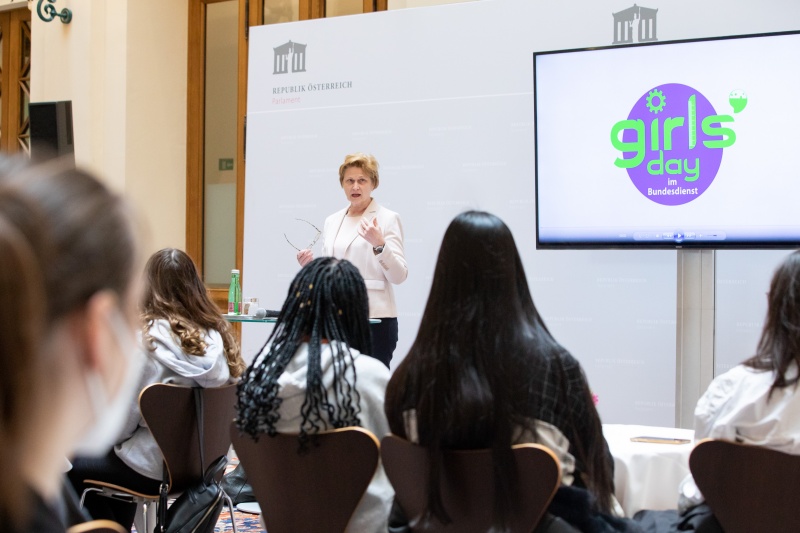 Begrüßung durch Parlamentsvizedirektorin Susanne Janistyn-Novák