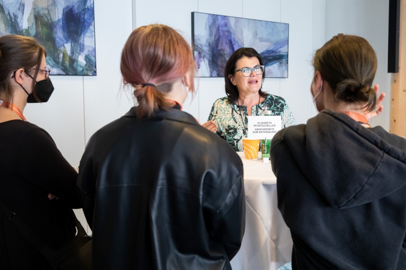 Karrieren im Hohen Haus II: Austausch mit Nationalrätinnen, Bundesrätinnen und der Vizedirektorin der Parlamentsdirektion.  Nationalratsabgeordnete Elisabeth Pfurtscheller (ÖVP) im Gespräch mit interessierten jungen Frauen.