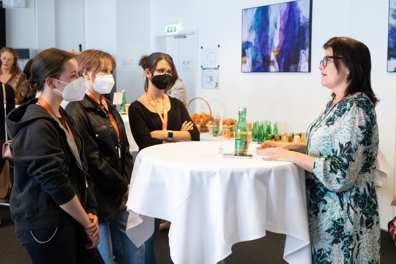 Karrieren im Hohen Haus II: Austausch mit Nationalrätinnen, Bundesrätinnen und der Vizedirektorin der Parlamentsdirektion.  Von rechts: Nationalratsabgeordnete Elisabeth Pfurtscheller (ÖVP) im Gespräch mit interessierten jungen Frauen.