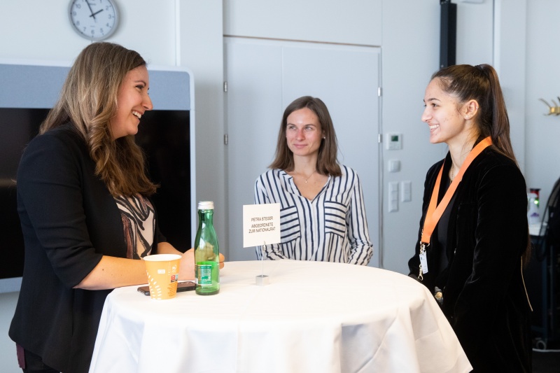 Karrieren im Hohen Haus II: Austausch mit Nationalrätinnen, Bundesrätinnen und der Vizedirektorin der Parlamentsdirektion zum Berufsbild der Mandatarin, den persönlichen Hintergründen und der Motivation in der Politik zu arbeiten. Von links: Nationalratsabgeordnete Petra Steger (FPÖ) im Gespräch mit interessierten jungen Frauen.