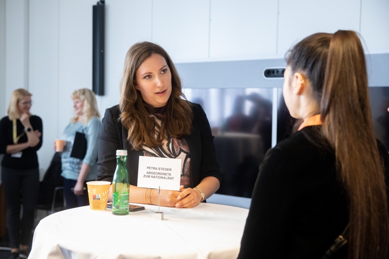 Karrieren im Hohen Haus II: Austausch mit Nationalrätinnen, Bundesrätinnen und der Vizedirektorin der Parlamentsdirektion zum Berufsbild der Mandatarin, den persönlichen Hintergründen und der Motivation in der Politik zu arbeiten. Von links: Nationalratsabgeordnete Petra Steger (FPÖ) im Gespräch mit interessierten jungen Frauen.