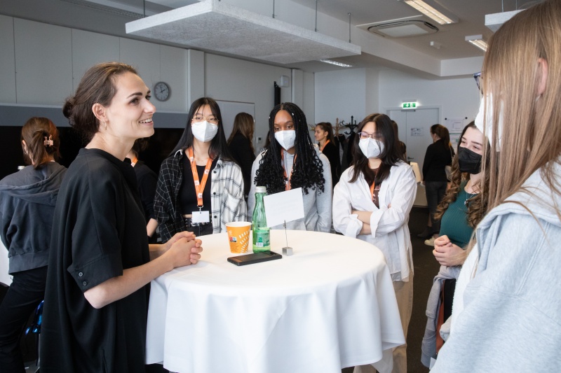 Karrieren im Hohen Haus II: Austausch mit Nationalrätinnen, Bundesrätinnen und der Vizedirektorin der Parlamentsdirektion zum Berufsbild der Mandatarin, den persönlichen Hintergründen und der Motivation in der Politik zu arbeiten. Von links: Nationalratsabgeordnete Barbara Neßler (GRÜNE) im Gespräch mit interessierten jungen Frauen.