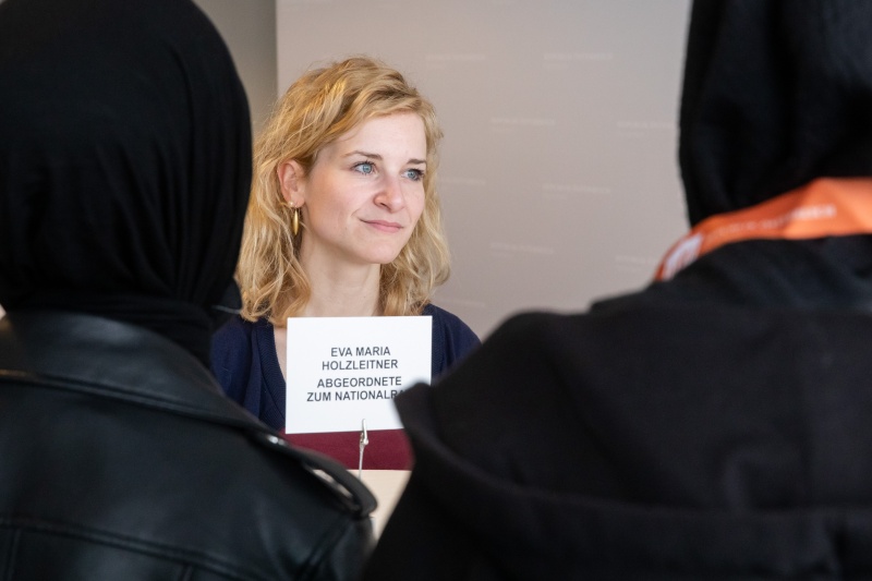 Karrieren im Hohen Haus II: Austausch mit Nationalrätinnen, Bundesrätinnen und der Vizedirektorin der Parlamentsdirektion zum Berufsbild der Mandatarin, den persönlichen Hintergründen und der Motivation in der Politik zu arbeiten. Nationalratsabgeordnete Eva Maria Holzleitner (SPÖ) im Gespräch mit interessierten jungen Frauen.