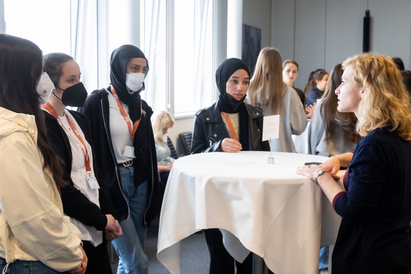 Karrieren im Hohen Haus II: Austausch mit Nationalrätinnen, Bundesrätinnen und der Vizedirektorin der Parlamentsdirektion zum Berufsbild der Mandatarin, den persönlichen Hintergründen und der Motivation in der Politik zu arbeiten. Von rechts. Nationalratsabgeordnete Eva Maria Holzleitner (SPÖ) im Gespräch mit interessierten jungen Frauen.