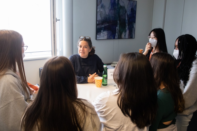 Karrieren im Hohen Haus II: Austausch mit Nationalrätinnen, Bundesrätinnen und der Vizedirektorin der Parlamentsdirektion zum Berufsbild der Mandatarin, den persönlichen Hintergründen und der Motivation in der Politik zu arbeiten. Bundesrätin Elisabeth Kittl (GRÜNE) im Gespräch mit interessierten jungen Frauen.