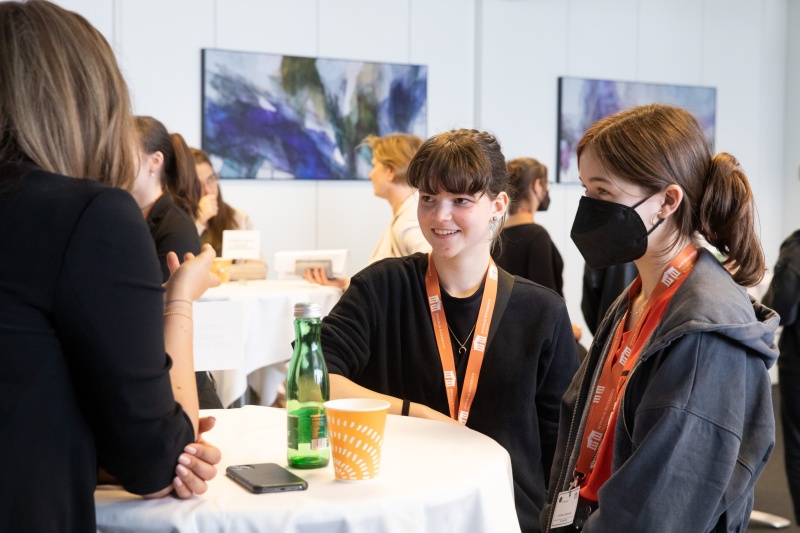 Karrieren im Hohen Haus II: Austausch mit Nationalrätinnen, Bundesrätinnen und der Vizedirektorin der Parlamentsdirektion zum Berufsbild der Mandatarin, den persönlichen Hintergründen und der Motivation in der Politik zu arbeiten. Von links: Nationalratsabgeordnete Petra Steger (FPÖ) im Gespräch mit interessierten jungen Frauen.