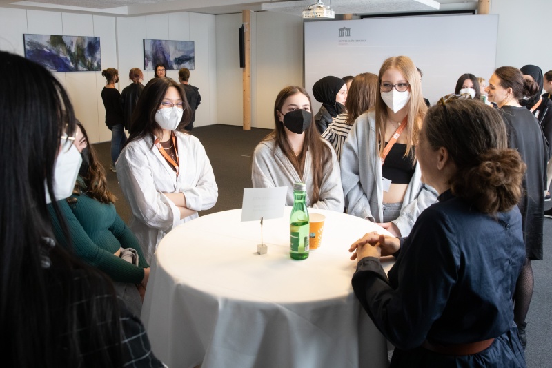 Karrieren im Hohen Haus II: Austausch mit Nationalrätinnen, Bundesrätinnen und der Vizedirektorin der Parlamentsdirektion zum Berufsbild der Mandatarin, den persönlichen Hintergründen und der Motivation in der Politik zu arbeiten. Bundesrätin Elisabeth Kittl (GRÜNE) im Gespräch mit interessierten jungen Frauen.