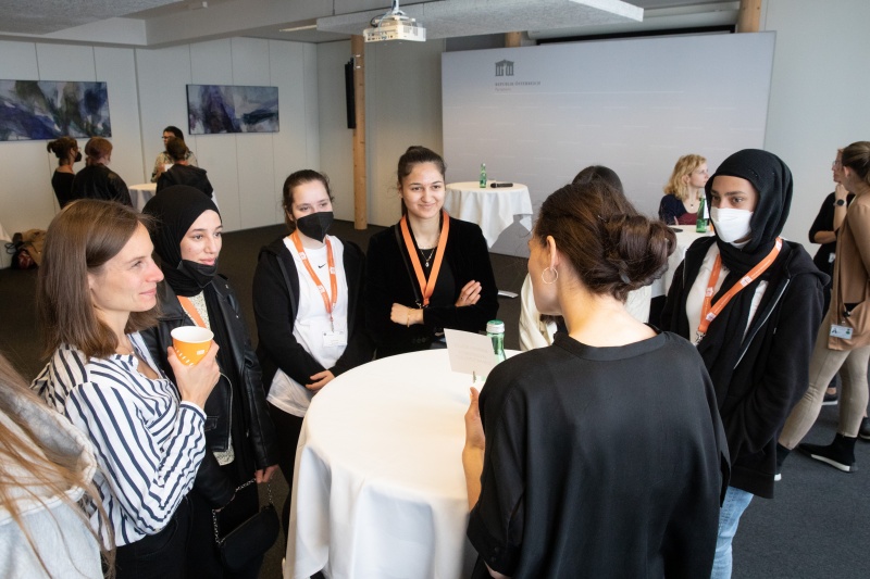 Karrieren im Hohen Haus II: Austausch mit Nationalrätinnen, Bundesrätinnen und der Vizedirektorin der Parlamentsdirektion zum Berufsbild der Mandatarin, den persönlichen Hintergründen und der Motivation in der Politik zu arbeiten. Nationalratsabgeordnete Barbara Neßler (GRÜNE) im Gespräch mit interessierten jungen Frauen.