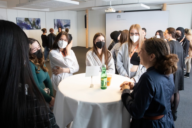 Karrieren im Hohen Haus II: Austausch mit Nationalrätinnen, Bundesrätinnen und der Vizedirektorin der Parlamentsdirektion zum Berufsbild der Mandatarin, den persönlichen Hintergründen und der Motivation in der Politik zu arbeiten. Bundesrätin Elisabeth Kittl (GRÜNE) im Gespräch mit interessierten jungen Frauen.