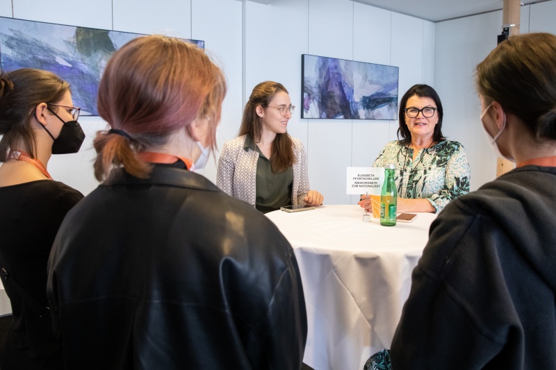 Karrieren im Hohen Haus II: Austausch mit Nationalrätinnen, Bundesrätinnen und der Vizedirektorin der Parlamentsdirektion zum Berufsbild der Mandatarin, den persönlichen Hintergründen und der Motivation in der Politik zu arbeiten. Von links: Bundesrätin Elisabeth Wolff (ÖVP) und Nationalratsabgeordnete Elisabeth Pfurtscheller (ÖVP) im Gespräch mit interessierten jungen Frauen.