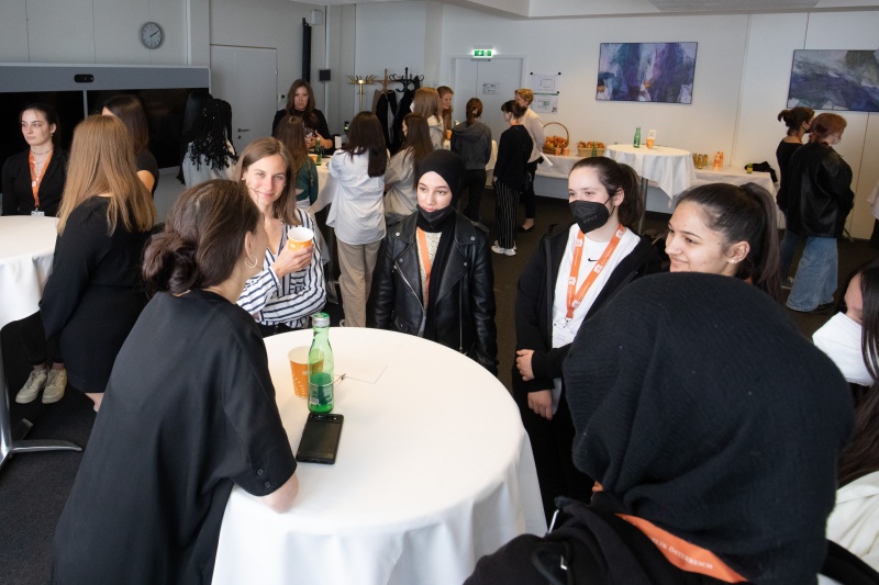 Karrieren im Hohen Haus II: Austausch mit Nationalrätinnen, Bundesrätinnen und der Vizedirektorin der Parlamentsdirektion zum Berufsbild der Mandatarin, den persönlichen Hintergründen und der Motivation in der Politik zu arbeiten. Nationalratsabgeordnete Barbara Neßler (GRÜNE) im Gespräch mit interessierten jungen Frauen.