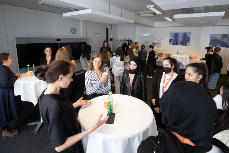 Karrieren im Hohen Haus II: Austausch mit Nationalrätinnen, Bundesrätinnen und der Vizedirektorin der Parlamentsdirektion zum Berufsbild der Mandatarin, den persönlichen Hintergründen und der Motivation in der Politik zu arbeiten. Nationalratsabgeordnete Barbara Neßler (GRÜNE) im Gespräch mit interessierten jungen Frauen.